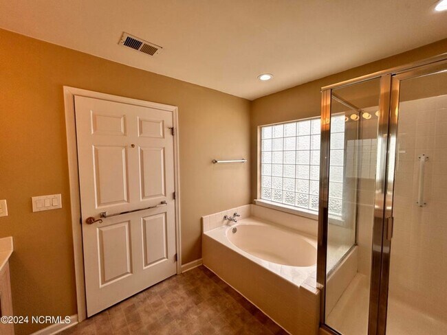 Building Photo - Beautiful brick home in sought-after Sandp...