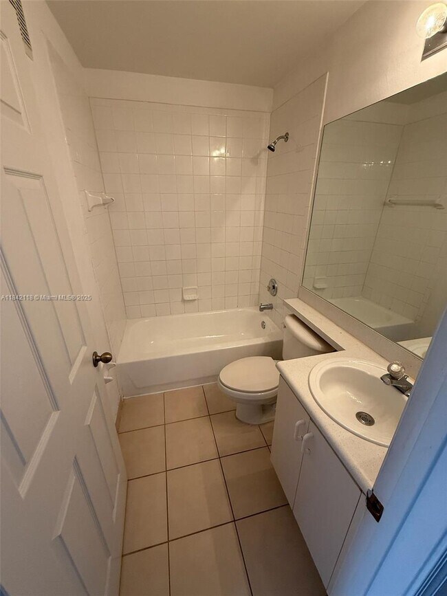 Building Photo - 6815 Sienna Club Dr