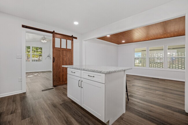Building Photo - 1701 Wakefield Dr NE