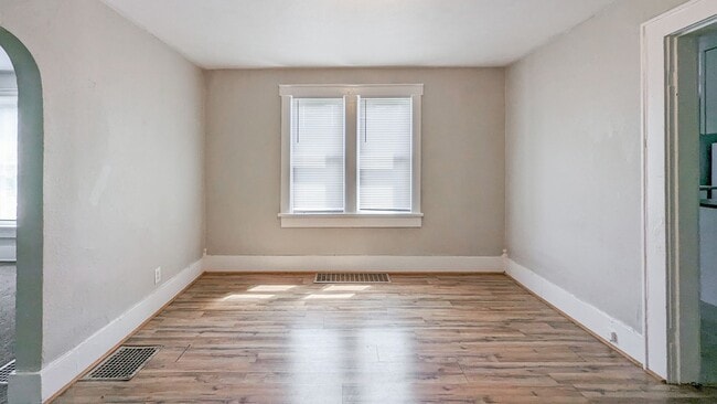 Building Photo - PRELEASING for AUGUST! Close to Campus; In-Unit Washer and Dryer