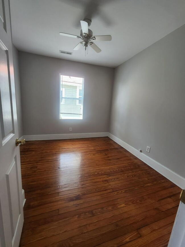 Building Photo - 2 Bedroom 1 Bath Apartment - Downtown Char...