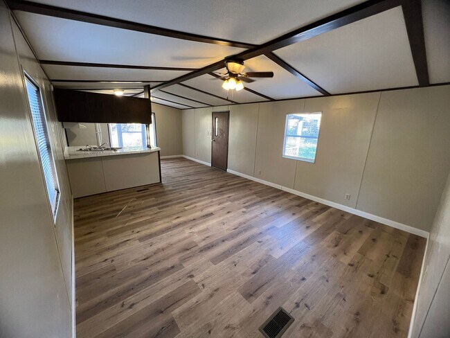 Building Photo - Renovated Trailer