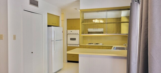 Building Photo - LARGE 2 BEDROOM 3 BATH CONDO IN COLONIAL PARK