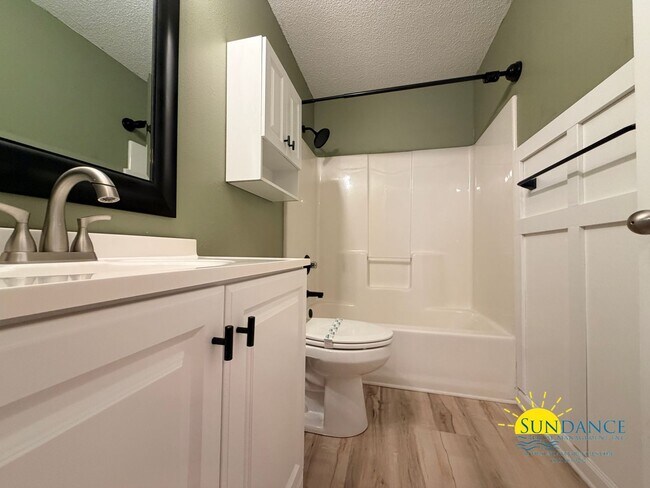 Building Photo - Charming Custom Details & Cul-de-Sac Living in Mary Esther!