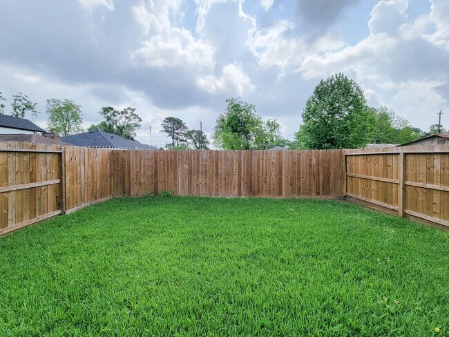 Building Photo - This 4-bedroom, 3-bathroom, two-story residence comes with a generous two-car attached garage. Re...