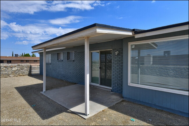 Building Photo - 233 Vista Bonita St
