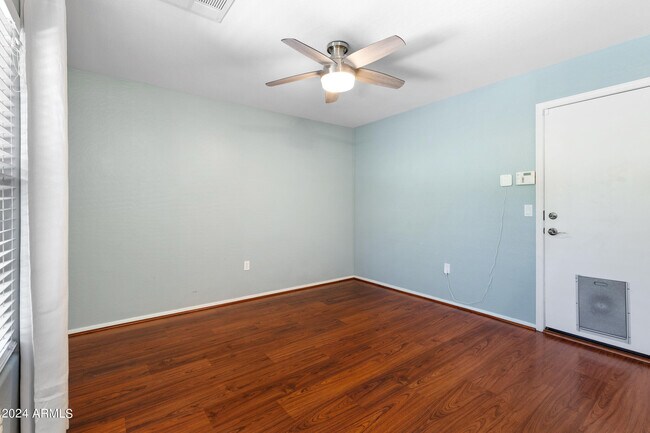 Building Photo - 2256 E Huntington Dr