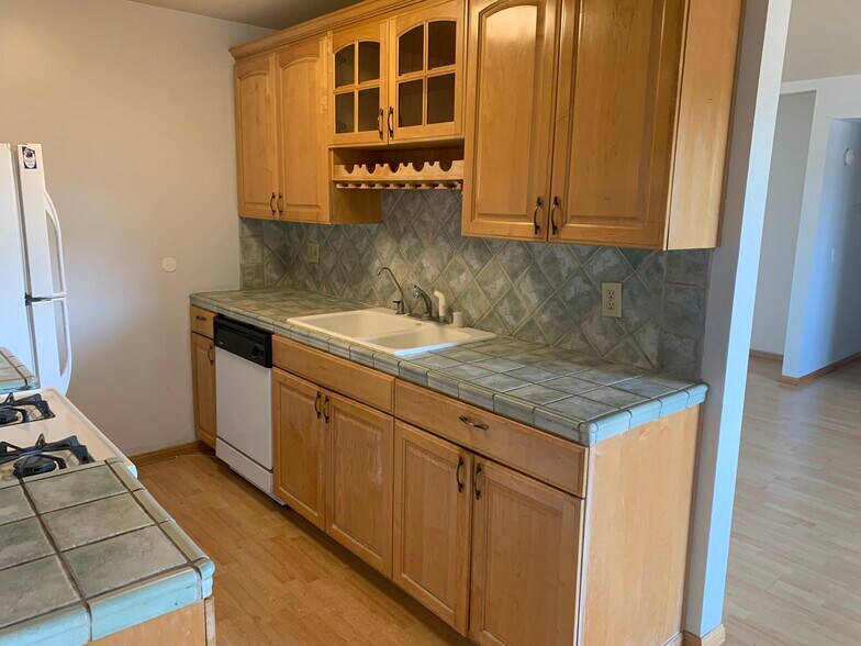 Custom Cabinets - 1422 Rock Glen Ave