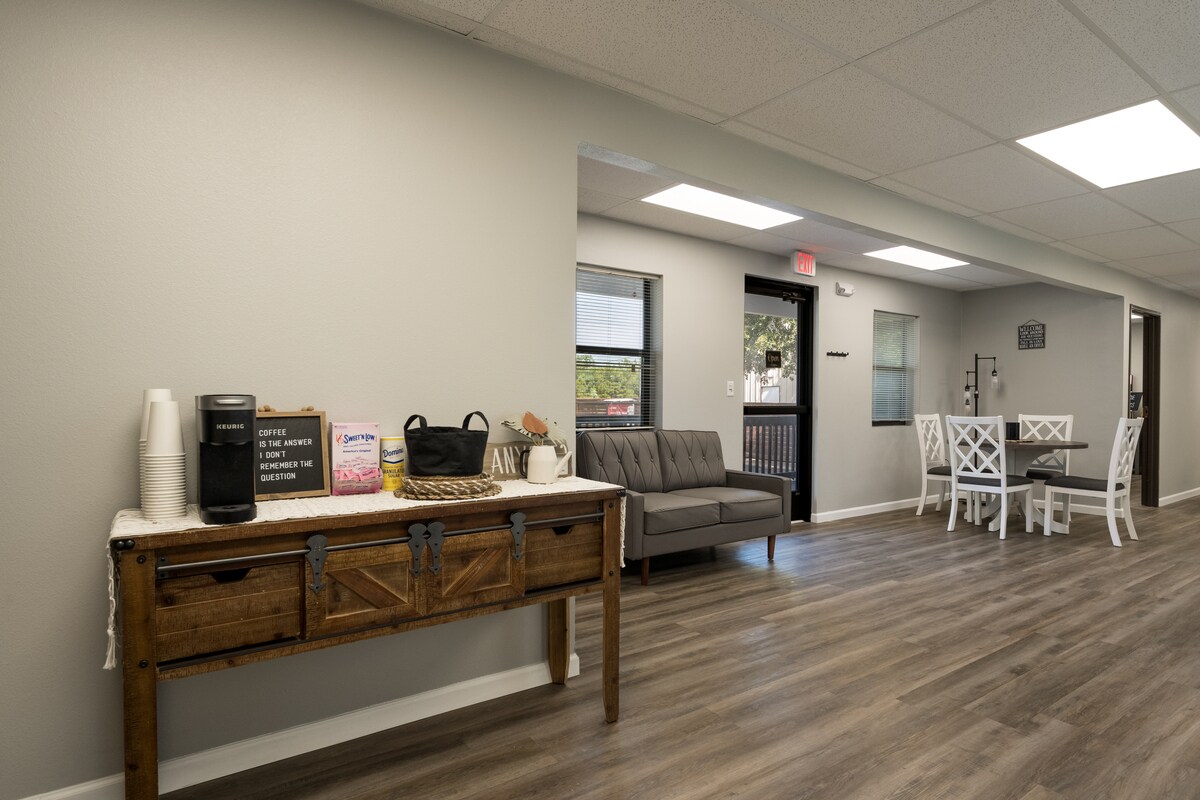 Building Photo - 106 E Semands St