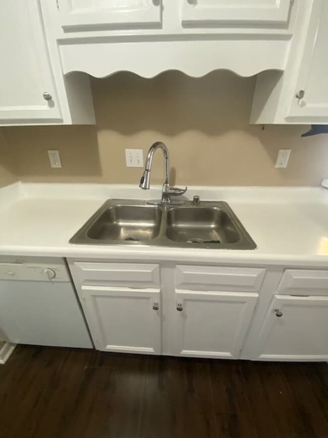 Building Photo - 6227 Crest Green Rd