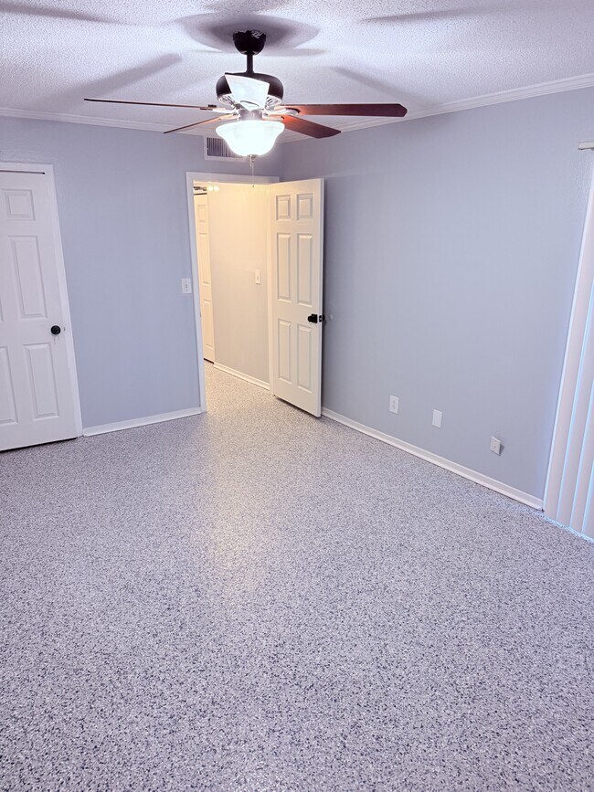 Building Photo - 6519 W Newberry Rd