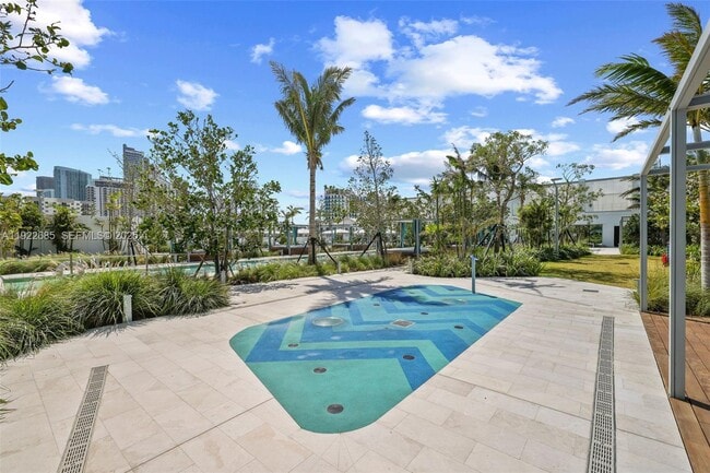 Building Photo - 700 NE 26th Terrace