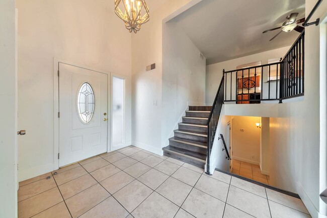 Building Photo - 1735 E La Jolla Dr