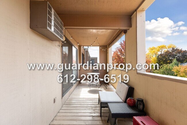 Building Photo - Top Floor Condo Available September 1 in H...