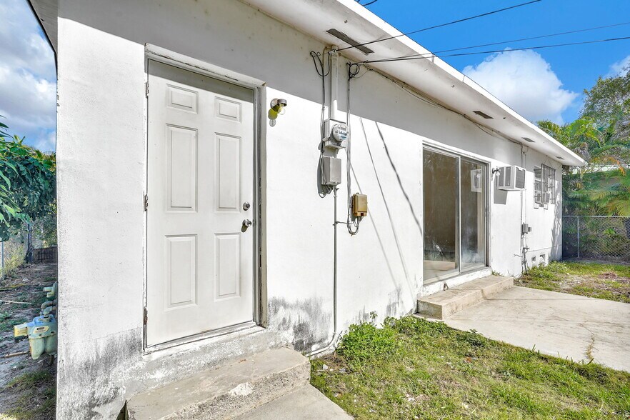 Building Photo - 135 NW 48th Ct