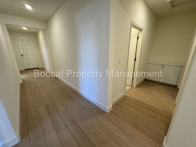 Building Photo - 1484 W Sunset Way