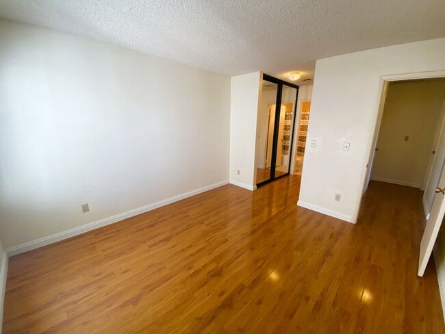 Building Photo - Lovely dual master condo in a gated community with a large patio! Easy access to the strip, Great...