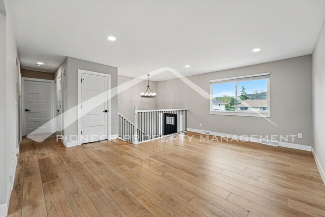 Building Photo - Spacious Duplex with Washer/Dryer and Cent...