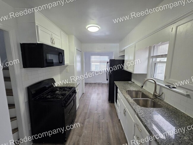 Building Photo - Spacious 4 bedroom 1 bathroom house