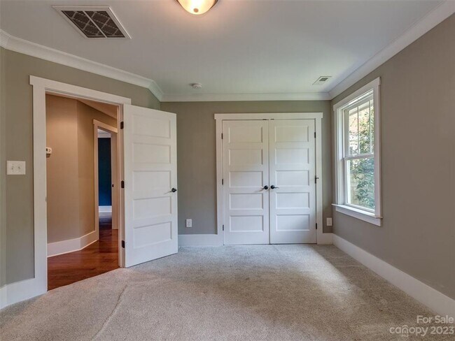 Building Photo - Amazing, Sprawling Ranch in Cotswold!