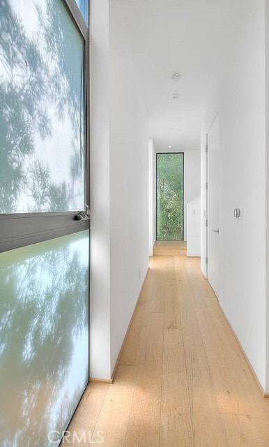 Building Photo - 1825 N Kenmore Ave