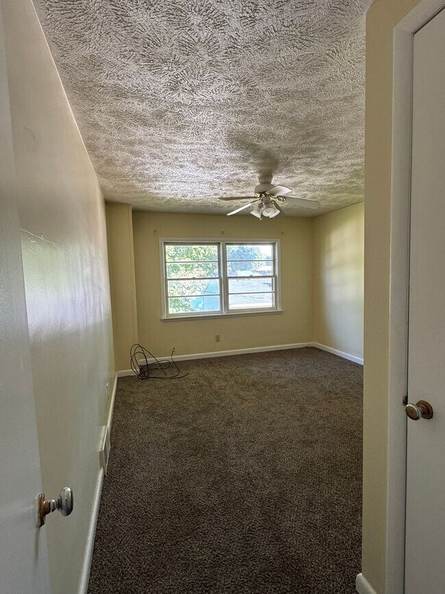 Building Photo - 1127 Lodge Ave