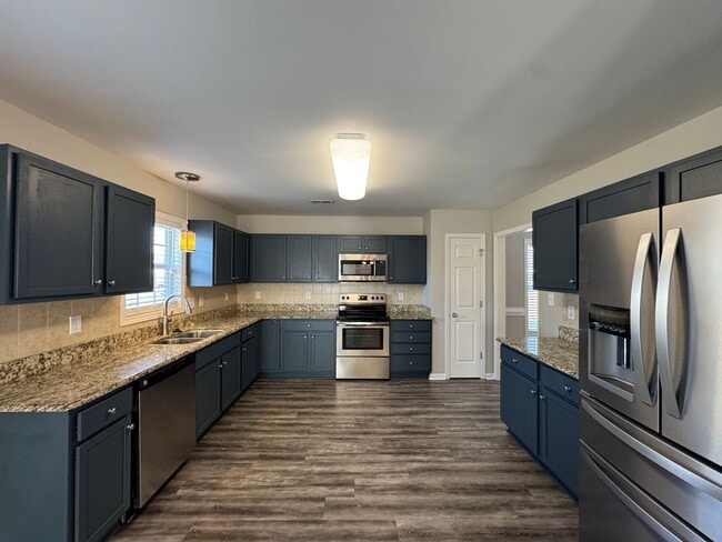 Building Photo - Spacious 3 Bed 2.5 Bath Home with Fenced Yard