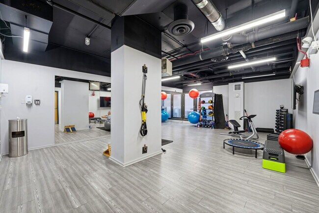 Building Photo - 2020 N Lincoln Park W