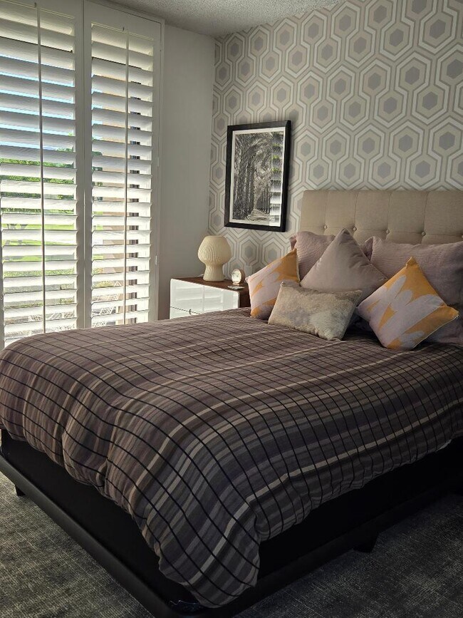 Building Photo - 910 Island Dr