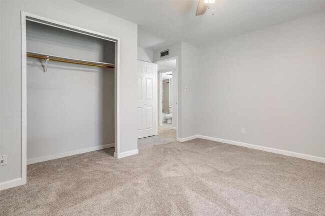 Building Photo - Cozy meets stylish in this 3 bedroom + 2 b...