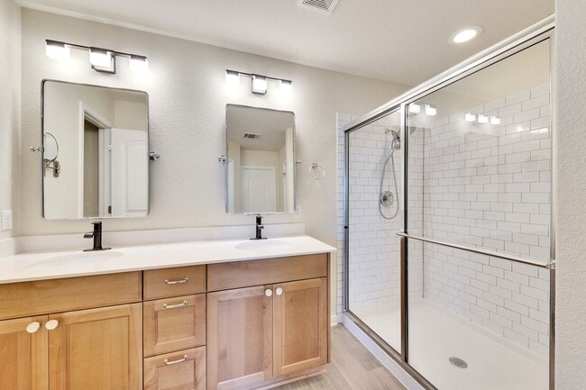 Building Photo - Amazing 4 bed, 2 bath home in North East Austin!