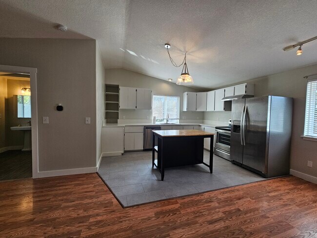 Building Photo - 13235 SE Oatfield Rd