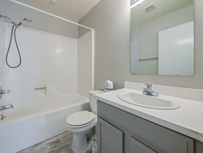 Building Photo - Spacious 3-Bedroom Home in a Great Pontiac Location!