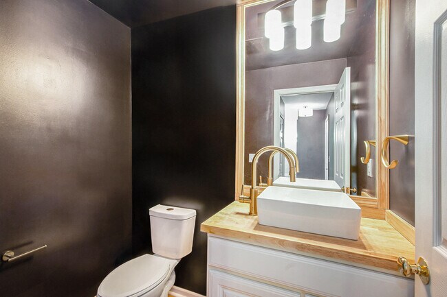 Building Photo - 5660 Versailles Ave