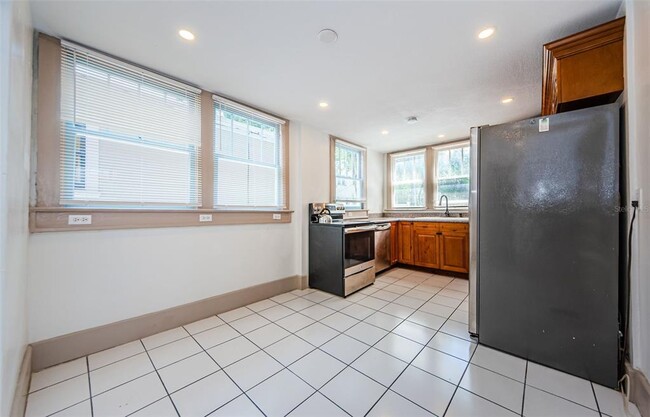 Building Photo - 620 Earle Ave N