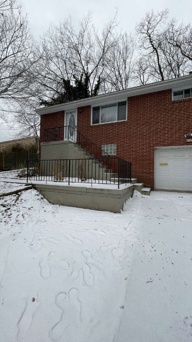 Building Photo - Charming 3 bed, 2 bath with finished basement!