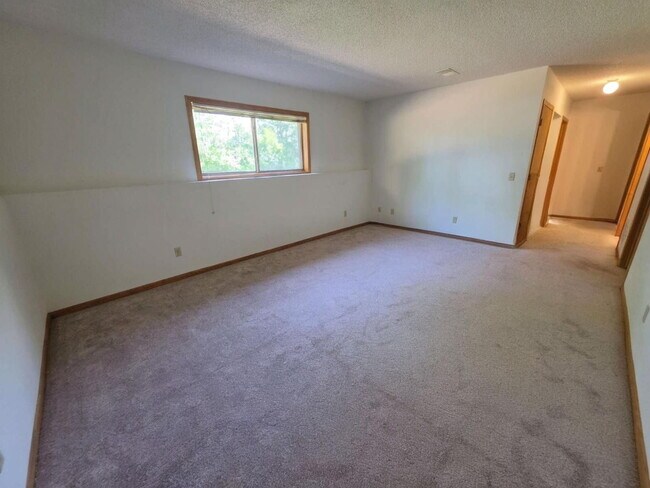 Building Photo - 4 Bedroom 2 Bathroom Home on 5 Acres with Shop, New Deck & Attached Garage