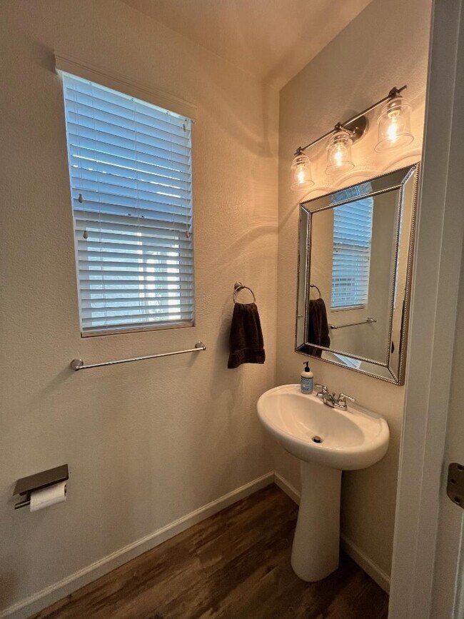 Building Photo - Stunning 4/2.5 (Solar/EV Plug In) Natomas!  Please read entire ad for viewings!