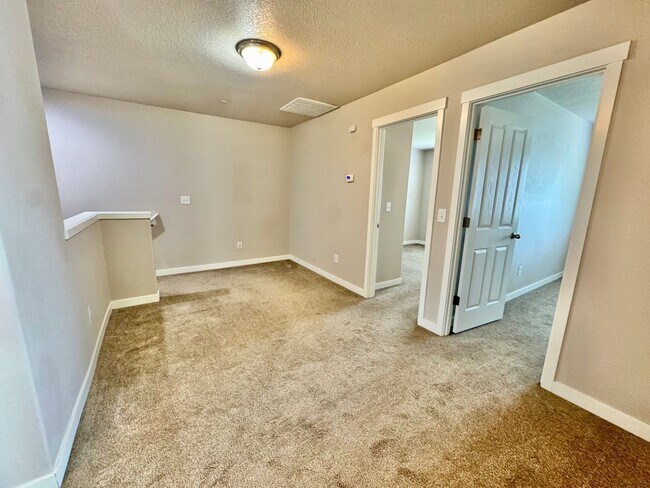 Building Photo - Ask about free rent... Nearly New, wonderf...