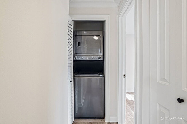 Building Photo - 3900 N Pine Grove Ave