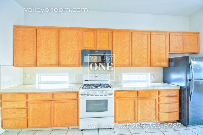 Building Photo - Charming 4 bedroom, 2 bath single story ho...