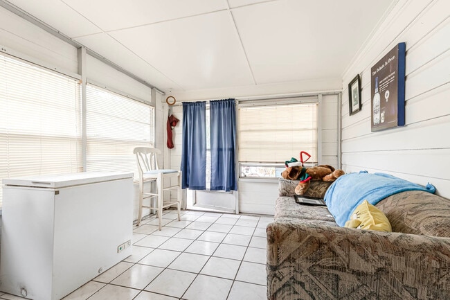 Building Photo - 359 Langton Dr