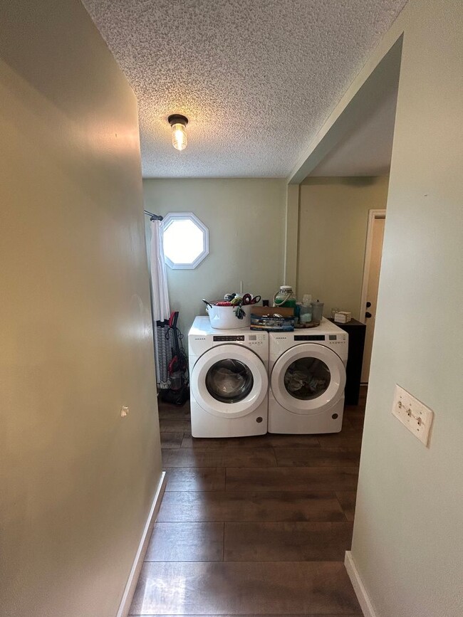 Building Photo - 4 bedroom 2 bathroom home in Hunters Chase...