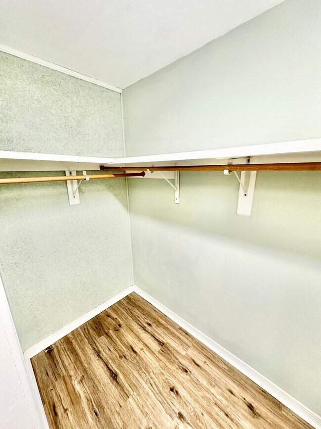 Building Photo - GORGEOUS 3 bedroom/3 bathroom/2 car garage townhome for rent in the desirable DONLABROOK GARDENS!