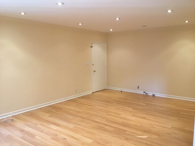 Living room - 1233 N Columbus Ave
