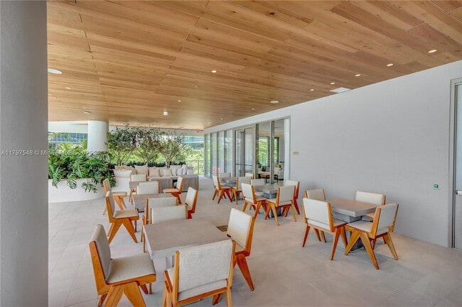 Building Photo - 2655 S Bayshore Dr