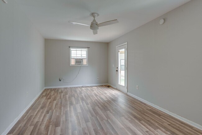 Building Photo - Charming 4BR/2BA Home in South Nashville –...