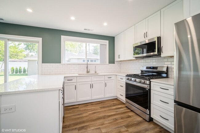 Building Photo - 648 Oakwood Ct