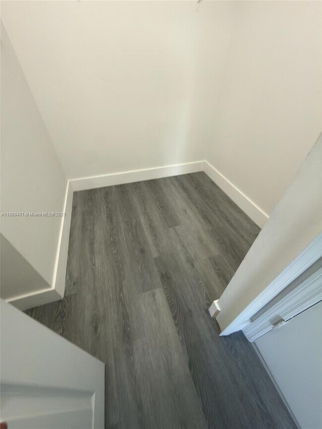 Building Photo - 930 NE 34th Ave