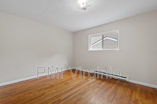 Building Photo - 2412 Courtney Ave
